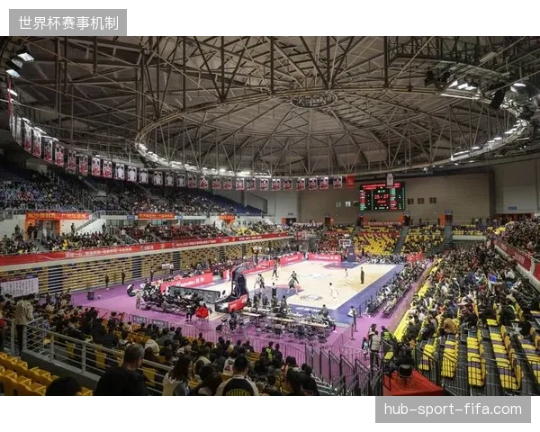 为什么赛事主办方盲目堆砌大屏互动功能反而加剧了现场观众的观赛负担？